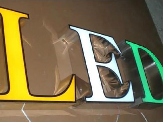 施甸介绍LED招牌的基础知识。